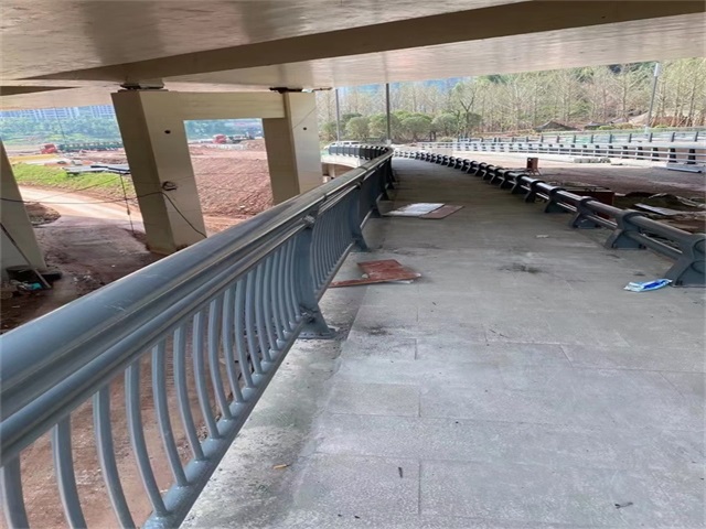 桥梁防撞护栏使用不久也需要养护